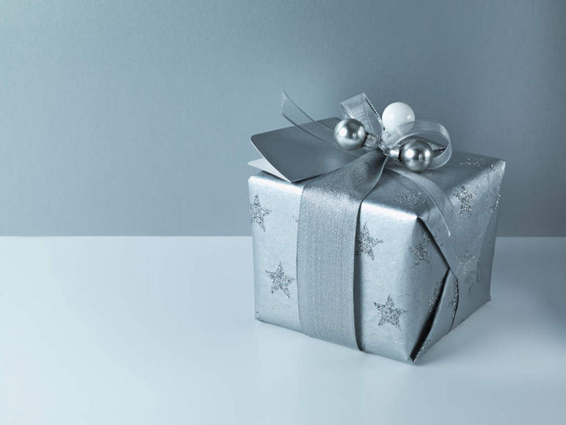 无人,横图,俯视,室内,特写,白天,桌面,桌子,静物,礼盒,礼物,圣诞节,阴影,灰色背景,节日,庆祝,装饰,反射,木制,包装,包装纸,丝绸,丝带,影子,纸,纸盒,缎带,纸张,文化,绸带,盒子,一个,包装盒,木制品,礼品盒,庆典,摄影,礼品,影棚,单个,纪念,华丽,修饰,点缀,包装材料,牛皮纸,衬托,美观,雅致,雅观,彩图,高角度拍摄,影棚拍摄,拍摄