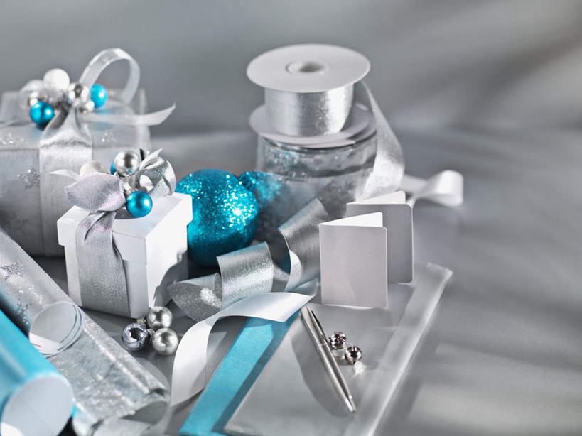 无人,横图,俯视,室内,特写,白天,桌面,桌子,静物,礼盒,礼物,圣诞节,阴影,灰色背景,节日,庆祝,装饰,反射,木制,包装,包装纸,笔,丝绸,丝带,影子,纸,纸盒,办公用品,缎带,贺卡,纸张,祝福,文化,水笔,绸带,盒子,文具,包装盒,卡片,木制品,学习用品,礼品盒,庆典,摄影,礼品,影棚,纪念,华丽,修饰,文具用品,点缀,包装材料,牛皮纸,礼仪,祝愿,衬托,美观,雅致,雅观,彩图,高角度拍摄,影棚拍摄,拍摄