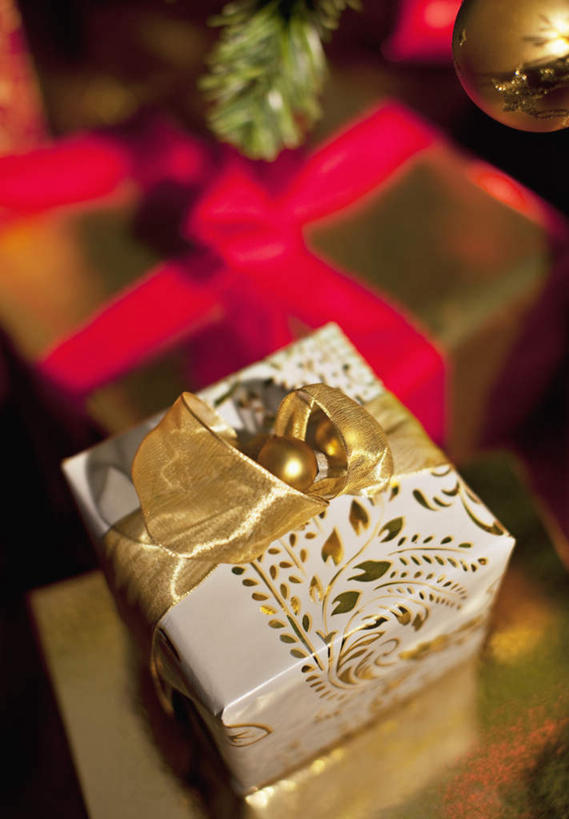 无人,竖图,俯视,室内,特写,白天,静物,礼盒,礼物,圣诞节,节日,朦胧,模糊,庆祝,装饰,包装,包装纸,丝绸,丝带,纸,纸盒,缎带,纸张,文化,绸带,盒子,包装盒,礼品盒,庆典,礼品,纪念,华丽,修饰,点缀,包装材料,牛皮纸,衬托,美观,雅致,雅观,彩图,高角度拍摄
