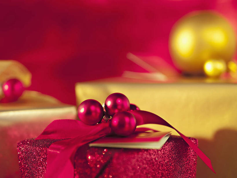 无人,横图,室内,特写,白天,正面,静物,礼盒,礼物,圣诞节,红色背景,节日,朦胧,模糊,庆祝,装饰,包装,包装纸,丝绸,丝带,纸,纸盒,缎带,纸张,文化,绸带,盒子,包装盒,礼品盒,庆典,摄影,礼品,影棚,纪念,华丽,修饰,点缀,包装材料,牛皮纸,衬托,美观,雅致,雅观,彩图,影棚拍摄,拍摄