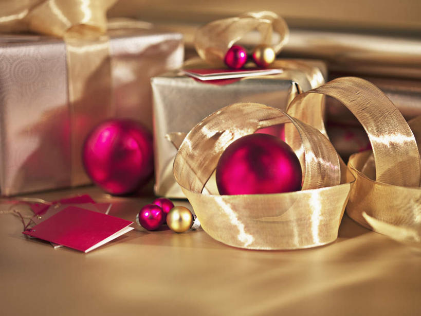 无人,横图,俯视,室内,特写,白天,桌面,桌子,静物,礼盒,礼物,圣诞节,阴影,节日,庆祝,装饰,反射,木制,包装,包装纸,丝绸,丝带,影子,纸,纸盒,缎带,圣诞球,纸张,文化,绸带,盒子,球,包装盒,木制品,礼品盒,庆典,球体,摄影,礼品,影棚,纪念,华丽,修饰,点缀,包装材料,牛皮纸,衬托,美观,雅致,雅观,彩图,高角度拍摄,影棚拍摄,拍摄