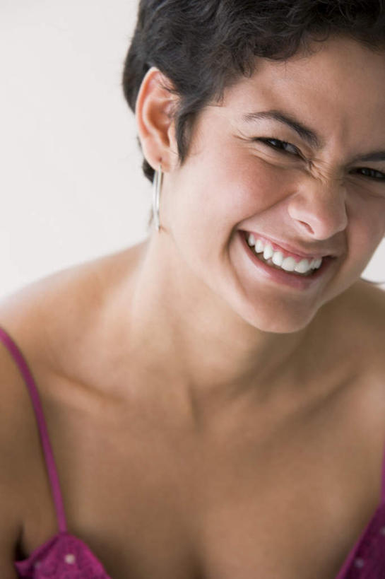 西方人,一个人,坐,笑,大笑,竖图,室内,特写,白天,白色背景,正面,兴奋,欧洲,欧洲人,仅一个年轻女性,仅一个女性,仅一个人,内衣,装饰,注视,一个,红色,耳环,观察,看,张嘴,摄影,影棚,单个,观看,华丽,修饰,点缀,察看,关注,张大嘴巴,哈哈大笑,衬托,美观,雅致,雅观,耳饰,亵服,年轻女性,女人,女性,白种人,张开嘴,坐着,半身,彩图,影棚拍摄,高兴,狂笑,拍摄