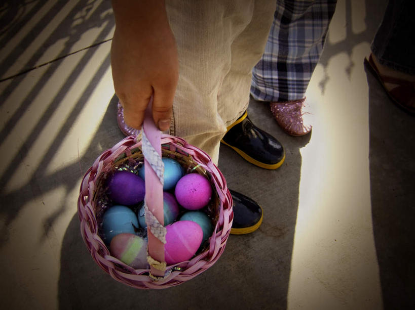 西方人,手,两个人,夫妻,站,横图,俯视,室外,白天,爱情,欧洲,欧洲人,握,阴影,光线,篮子,影子,浪漫,拿,拿着,阳光,站着,手部,恩爱,握着,恋人,复活节彩蛋,食物篮,男人,男性,年轻男性,年轻女性,女人,女性,白种人,夫妇,情侣,站立,半身,彩图,高角度拍摄,伴侣,野餐篮