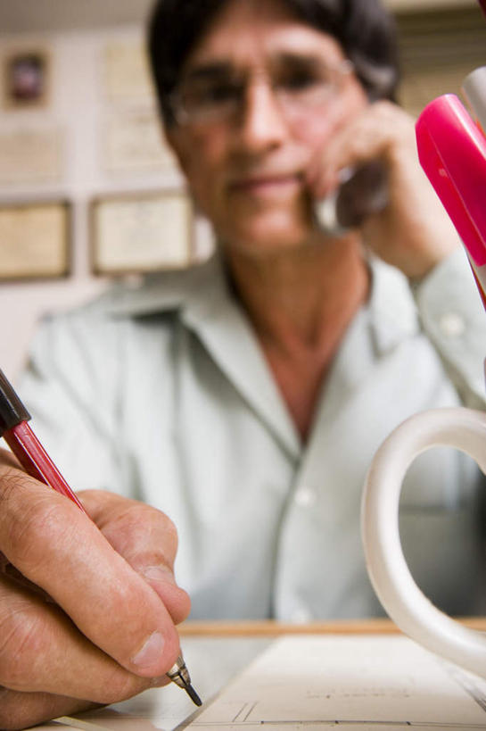 西方人,手,一个人,打电话,竖图,俯视,室内,白天,杯子,电话,手机,相框,欧洲,欧洲人,仅一个男性,仅一个人,一副,握,写,笔,瓷器,眼镜,墙,办公用品,咖啡杯,陶瓷制品,拿,拿着,注视,通讯设备,墙壁,墙面,文具,学习用品,低头,观察,看,仅一个老年男性,手部,握着,观看,文具用品,察看,关注,瓷杯,近视眼镜,交流,老年男性,男人,男性,白种人,沟通,通话,半身,彩图,高角度拍摄