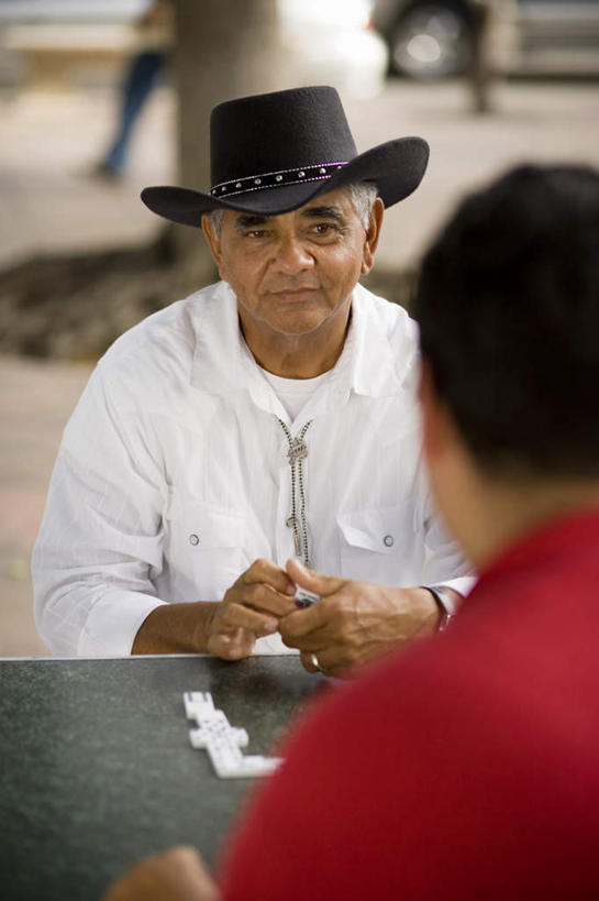 西方人,两个人,伙伴,朋友,坐,笑,微笑,竖图,俯视,室外,白天,爱情,游戏,友谊,赌博,贪欲,竞争,植物,桌子,道路,路,汽车,帽子,玩具,项链,欧洲,欧洲人,握,朦胧,模糊,时间,骨牌,时钟,手表,珠子,小路,交通,浪漫,拿,玩,计时,拿着,注视,娱乐,刺激,车,装饰品,树,树木,绿色,自然,戒指,饰品,首饰,钟表,交通工具,轿车,观察,看,休闲,表,恩爱,握着,生长,成长,观看,活动,腕表,信物,察看,权利,发泄,关注,消遣,智力,载具,赌具,贝雷帽,牌九,投机,侥幸,欲望,宣泄,手饰,友情,老年男性,男人,男性,年轻男性,白种人,钟,玩耍,嬉戏,坐着,半身,彩图,高角度拍摄,胜负,输赢