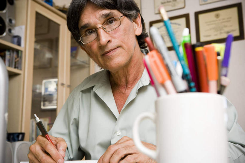 西方人,一个人,坐,横图,室外,白天,仰视,柜子,书房,相框,欧洲,欧洲人,仅一个男性,仅一个人,一副,握,眼镜,墙,陶瓷制品,拿,拿着,注视,墙壁,墙面,仅一个年轻男性,橱柜,看,握着,关注,近视眼镜,男人,男性,年轻男性,白种人,抬头,仰头,坐着,半身,彩图,低角度拍摄