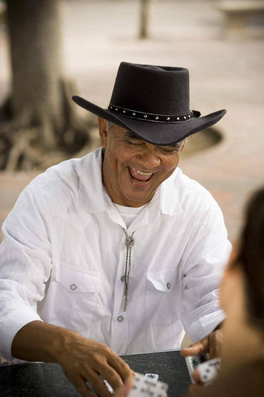 西方人,两个人,伙伴,朋友,坐,笑,大笑,竖图,俯视,室外,白天,爱情,游戏,兴奋,友谊,赌博,贪欲,竞争,植物,桌子,道路,路,帽子,玩具,项链,欧洲,欧洲人,握,朦胧,模糊,骨牌,珠子,小路,交通,浪漫,拿,玩,拿着,注视,娱乐,刺激,装饰品,树,树木,绿色,自然,戒指,饰品,首饰,低头,观察,看,张嘴,休闲,恩爱,握着,生长,成长,观看,活动,信物,察看,权利,发泄,关注,消遣,智力,赌具,贝雷帽,牌九,张大嘴巴,投机,侥幸,欲望,哈哈大笑,宣泄,手饰,友情,老年男性,男人,男性,年轻男性,白种人,张开嘴,玩耍,嬉戏,坐着,半身,彩图,高角度拍摄,高兴,狂笑,胜负,输赢