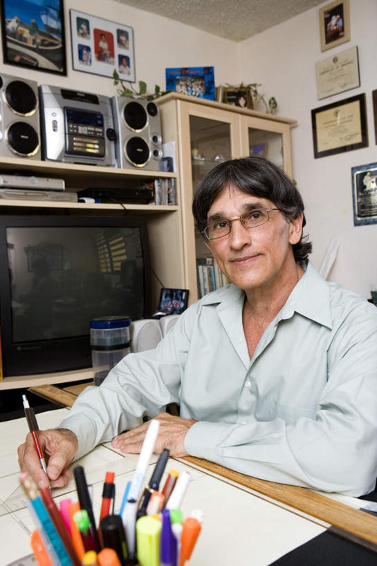 西方人,一个人,坐,竖图,俯视,室外,白天,窗户,柜子,书房,桌子,杯子,电视,相框,欧洲,欧洲人,仅一个男性,仅一个人,一副,握,笔,眼镜,百叶窗,墙,办公用品,音响,拿,拿着,注视,墙壁,墙面,玻璃制品,文具,仅一个年轻男性,水杯,学习用品,橱柜,观察,看,握着,观看,文具用品,察看,关注,彩电,近视眼镜,彩色电视机,显像管屏,显像管屏幕,男人,男性,年轻男性,白种人,玻璃杯,电视机,坐着,半身,彩图,高角度拍摄