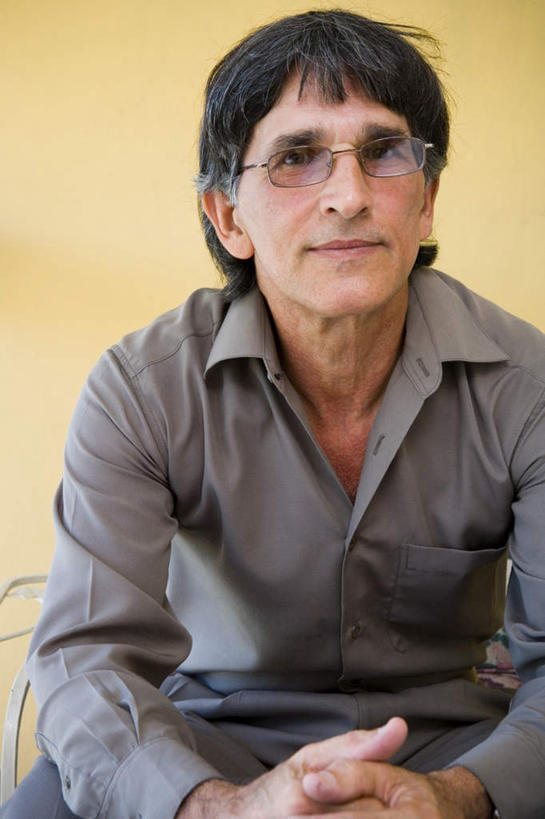 西方人,一个人,商务人士,商务男性,坐,笑,微笑,竖图,俯视,室内,白天,衬衫,椅子,欧洲,欧洲人,仅一个男性,仅一个人,一副,握,黄色背景,套装,眼镜,注视,仅一个年轻男性,观察,看,握着,摄影,影棚,观看,察看,关注,商务装,近视眼镜,工薪阶层,男人,男性,年轻男性,白种人,白领,上班族,坐着,半身,彩图,高角度拍摄,影棚拍摄,衬衣,拍摄