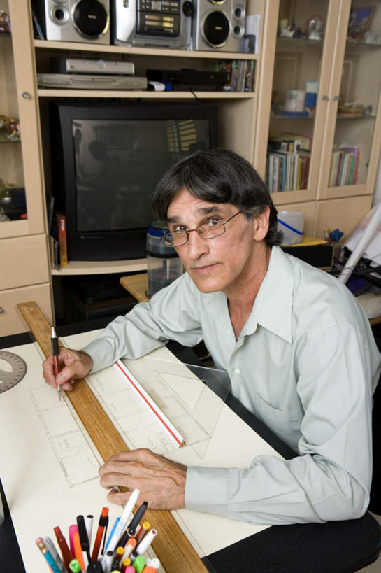 西方人,一个人,坐,竖图,俯视,室外,白天,书房,桌子,杯子,电视,相框,欧洲,欧洲人,仅一个男性,仅一个人,一副,握,不锈钢,测量,笔,不锈钢制品,图纸,眼镜,刻度,办公用品,设计图,音响,拿,拿着,注视,玻璃制品,文具,仅一个年轻男性,尺,水杯,学习用品,直尺,看,握着,钢尺,测量工具,文具用品,尺子,衡量,绘图,关注,彩电,工程图,草图,近视眼镜,蓝图,比例,测绘,量具,量仪,标度,彩色电视机,显像管屏,显像管屏幕,男人,男性,年轻男性,白种人,设计,玻璃杯,电视机,抬头,仰头,坐着,半身,彩图,高角度拍摄