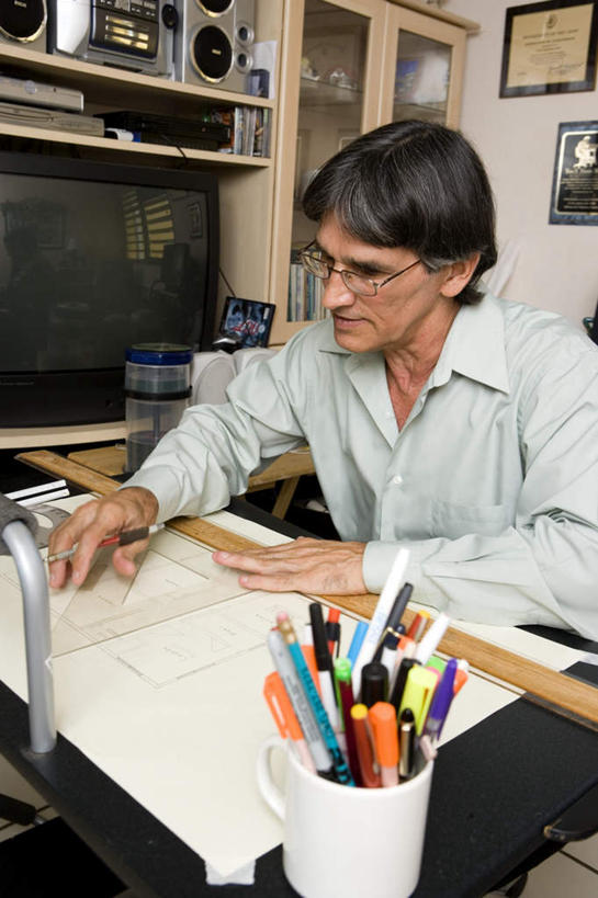 西方人,一个人,坐,竖图,俯视,室外,白天,书房,桌子,杯子,电视,相框,欧洲,欧洲人,仅一个男性,仅一个人,一副,握,不锈钢,测量,笔,不锈钢制品,瓷器,图纸,眼镜,刻度,墙,办公用品,设计图,陶瓷制品,音响,拿,拿着,注视,墙壁,墙面,玻璃制品,文具,仅一个年轻男性,尺,水杯,学习用品,直尺,低头,观察,看,握着,观看,钢尺,测量工具,文具用品,尺子,察看,衡量,绘图,关注,彩电,瓷杯,工程图,草图,近视眼镜,蓝图,比例,测绘,量具,量仪,标度,彩色电视机,显像管屏,显像管屏幕,男人,男性,年轻男性,白种人,设计,玻璃杯,电视机,坐着,半身,彩图,高角度拍摄