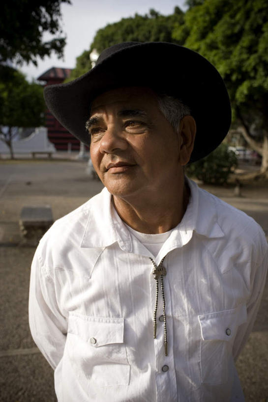 西方人,一个人,家,站,竖图,俯视,室外,白天,旅游,度假,美景,植物,城市风光,城市,道路,建筑,路,帽子,项链,椅子,欧洲,欧洲人,仅一个男性,仅一个人,房屋,木椅,躺椅,屋子,景观,公寓,小路,交通,扭头,注视,娱乐,建设,洋房,楼房,住宅,装饰品,树,树木,蓝色,绿色,蓝天,天空,自然,饰品,首饰,天,观察,看,站着,转头,仅一个老年男性,享受,休闲,石椅,景色,放松,生长,成长,观看,察看,关注,贝雷帽,老年男性,男人,男性,白种人,站立,半身,彩图,高角度拍摄,房子