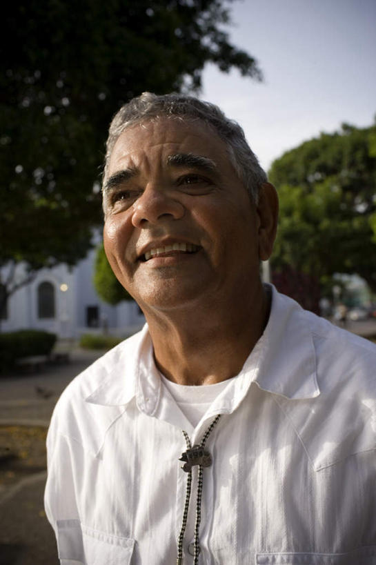 西方人,一个人,家,站,笑,微笑,露齿笑,竖图,俯视,室外,白天,旅游,度假,美景,植物,城市风光,城市,道路,建筑,路,项链,欧洲,欧洲人,仅一个男性,仅一个人,房屋,屋子,景观,公寓,小路,交通,注视,娱乐,建设,洋房,楼房,住宅,装饰品,树,树木,蓝色,绿色,蓝天,天空,自然,饰品,首饰,天,看,站着,仅一个老年男性,享受,休闲,景色,放松,生长,成长,关注,老年男性,男人,男性,白种人,抬头,仰头,站立,半身,彩图,高角度拍摄,房子