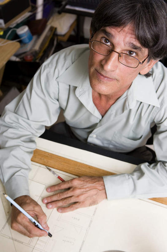 西方人,一个人,坐,竖图,俯视,室内,白天,桌子,欧洲,欧洲人,仅一个男性,仅一个人,一副,握,测量,笔,图纸,眼镜,刻度,办公桌,办公用品,设计图,拿,拿着,注视,文具,仅一个年轻男性,尺,塑料制品,学习用品,直尺,看,握着,测量工具,文具用品,尺子,衡量,绘图,关注,工程图,草图,近视眼镜,蓝图,比例,测绘,量具,量仪,塑料尺,标度,男人,男性,年轻男性,白种人,设计,抬头,仰头,坐着,半身,彩图,高角度拍摄