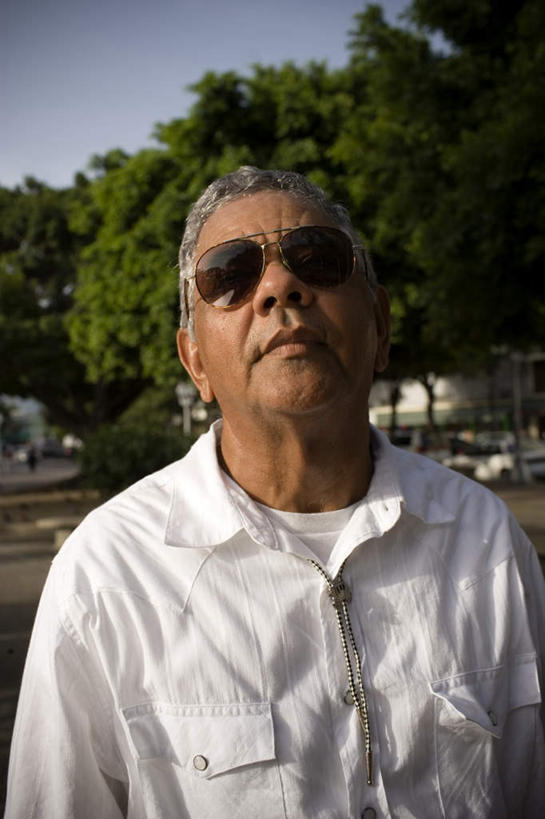 西方人,一个人,站,竖图,室内,白天,正面,植物,道路,路,汽车,项链,欧洲,欧洲人,仅一个男性,仅一个人,一副,墨镜,眼镜,小路,交通,注视,车,装饰品,树,树木,绿色,自然,饰品,首饰,太阳镜,太阳眼镜,交通工具,轿车,看,站着,仅一个老年男性,遮阳镜,生长,成长,关注,载具,老年男性,男人,男性,白种人,抬头,仰头,站立,半身,彩图