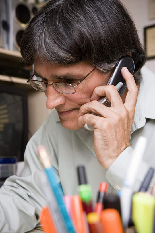 西方人,一个人,坐,打电话,竖图,室内,白天,仰视,柜子,电话,手机,相框,欧洲,欧洲人,仅一个男性,仅一个人,一副,握,笔,眼镜,墙,办公用品,拿,拿着,注视,通讯设备,墙壁,墙面,文具,学习用品,橱柜,低头,观察,看,仅一个老年男性,握着,观看,文具用品,察看,关注,近视眼镜,交流,老年男性,男人,男性,白种人,沟通,通话,坐着,半身,彩图,低角度拍摄