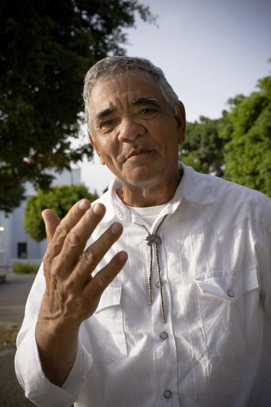 西方人,一个人,家,站,笑,微笑,竖图,室外,白天,正面,旅游,度假,美景,植物,城市风光,城市,道路,建筑,路,项链,椅子,欧洲,欧洲人,仅一个男性,仅一个人,房屋,木椅,屋子,景观,公寓,小路,交通,注视,娱乐,建设,洋房,楼房,住宅,装饰品,树,树木,蓝色,绿色,蓝天,天空,自然,饰品,首饰,天,观察,看,站着,仅一个老年男性,享受,休闲,景色,放松,抬手,生长,成长,观看,察看,关注,老年男性,男人,男性,白种人,站立,半身,彩图,房子