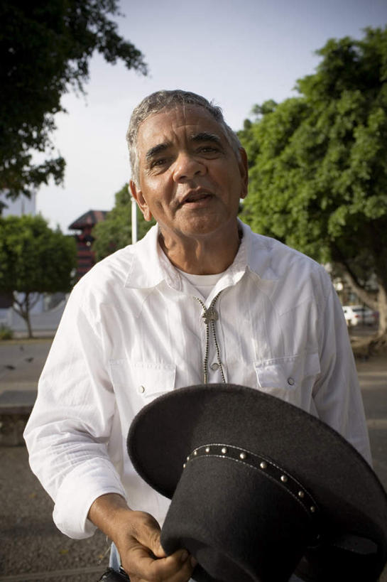 西方人,一个人,家,站,笑,微笑,露齿笑,竖图,室外,白天,正面,旅游,度假,美景,植物,城市风光,城市,道路,建筑,路,帽子,项链,椅子,欧洲,欧洲人,仅一个男性,仅一个人,握,房屋,木椅,屋子,景观,公寓,小路,交通,拿,拿着,注视,娱乐,建设,洋房,楼房,住宅,装饰品,树,树木,蓝色,绿色,蓝天,天空,自然,饰品,首饰,天,观察,看,站着,仅一个老年男性,享受,休闲,景色,放松,握着,生长,成长,观看,察看,关注,贝雷帽,老年男性,男人,男性,白种人,站立,半身,彩图,房子