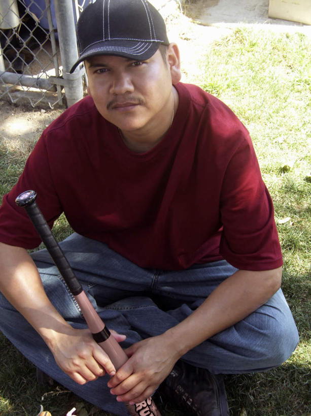 西方人,一个人,栏杆,坐,笑,盘腿,微笑,竖图,俯视,室外,白天,锻炼,运动,棒球,垒球,草地,草坪,植物,帽子,金属制品,欧洲,黑人,欧洲人,仅一个男性,仅一个人,仅一个中年男性,握,阴影,光线,金属,影子,围栏,拿,拿着,注视,运动帽,护栏,球,草,绿色,阳光,看,鸭舌帽,握着,关注,体育,男人,男性,中年男性,盘腿而坐,盘膝,盘着腿的,盘着腿坐,双腿交叉,抬头,仰头,坐着,半身,彩图,高角度拍摄,健身