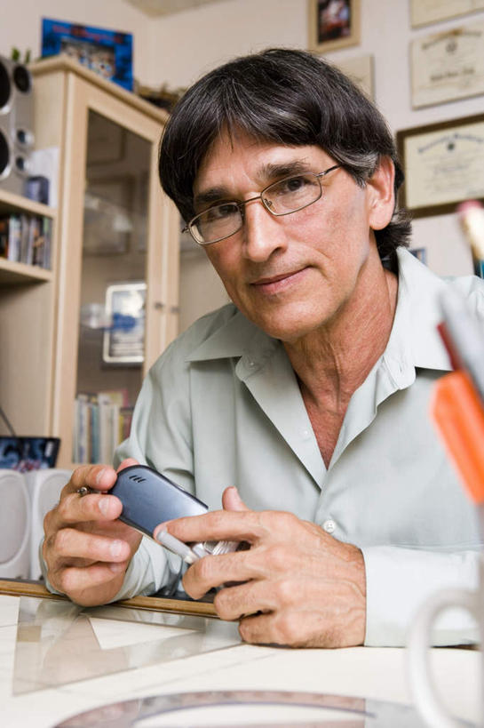 西方人,一个人,坐,打电话,竖图,室内,白天,仰视,柜子,电话,手机,书籍,相框,欧洲,欧洲人,仅一个男性,仅一个人,一副,握,测量,笔,图纸,眼镜,刻度,墙,办公用品,设计图,拿,拿着,扭头,注视,通讯设备,墙壁,墙面,文具,半圆尺,尺,三角尺,学习用品,橱柜,看,转头,仅一个老年男性,握着,角度,测量工具,三角板,文具用品,尺子,衡量,绘图,关注,工程图,草图,近视眼镜,蓝图,比例,测绘,量具,量仪,标度,等角三角板,直角三角板,交流,老年男性,男人,男性,白种人,设计,书,图书,沟通,抬头,通话,仰头,坐着,半身,彩图,低角度拍摄