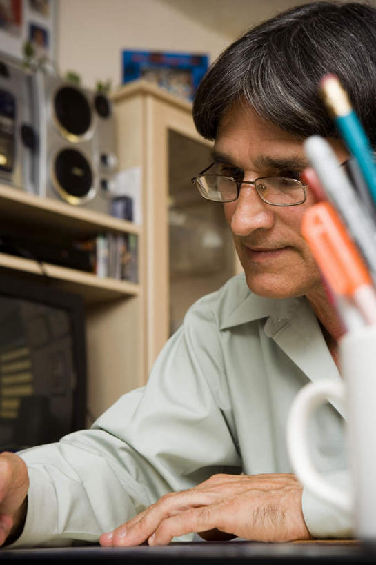 西方人,一个人,坐,竖图,室内,白天,仰视,柜子,杯子,相框,欧洲,欧洲人,仅一个男性,仅一个人,一副,握,笔,瓷器,眼镜,墙,办公用品,陶瓷制品,拿,拿着,注视,墙壁,墙面,文具,学习用品,橱柜,低头,观察,看,仅一个老年男性,握着,观看,文具用品,察看,关注,瓷杯,近视眼镜,老年男性,男人,男性,白种人,坐着,半身,彩图,低角度拍摄