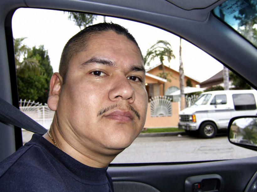 西方人,脸,头,脸颊,一个人,家,栏杆,横图,室内,白天,正面,安全,草地,植物,别墅,窗户,镜子,汽车,项链,欧洲,非洲,黑人,欧洲人,仅一个男性,仅一个人,反射,栅栏,房屋,屋子,篱笆,公寓,围栏,洋房,护栏,楼房,住宅,车,草,树,树木,仅一个年轻男性,绿色,天空,自然,交通工具,轿车,后视镜,生长,成长,镜像,生命,镜面,载具,光学,侧视镜,男人,男性,年轻男性,非洲人,头部,脸部,脸蛋,面部,半身,彩图,房子