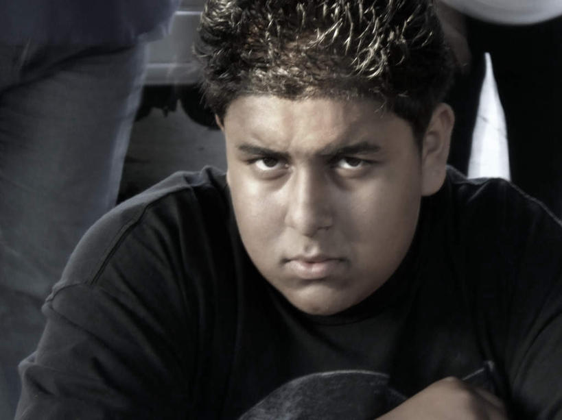 西方人,脸,头,脸颊,腿部,腿,三个人,伙伴,朋友,站,蹲,横图,室内,白天,正面,友谊,欧洲,黑人,欧洲人,墙,注视,墙壁,墙面,观察,看,站着,观看,察看,关注,友情,男人,男性,年轻男性,头部,脸部,脸蛋,面部,蹲着,站立,半身,彩图