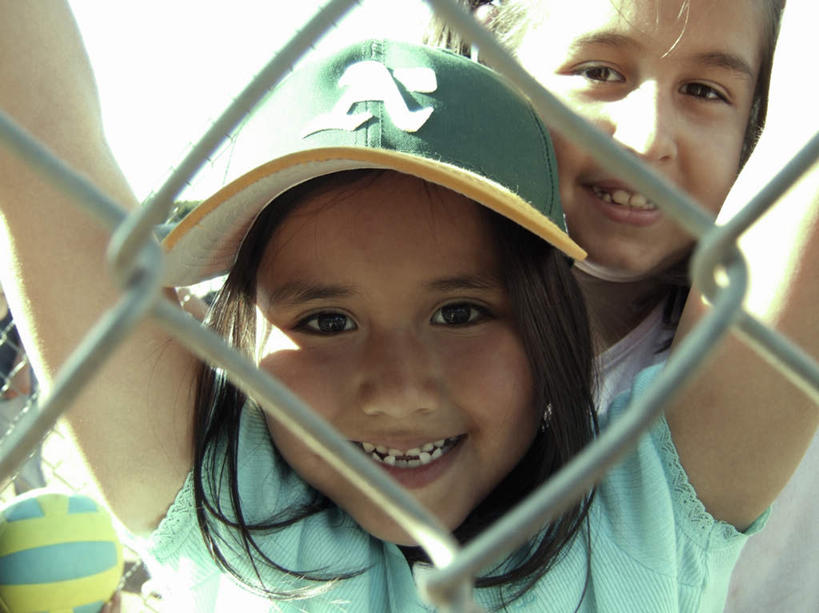 西方人,儿童,两个人,伙伴,朋友,栏杆,站,笑,微笑,露齿笑,横图,室外,白天,仰视,友谊,纯洁,帽子,金属制品,欧洲,黑人,欧洲人,阴影,光线,金属,影子,围栏,注视,运动帽,护栏,球,小孩,阳光,低头,观察,看,站着,鸭舌帽,可爱,童年,童趣,观看,察看,关注,童真,烂漫,无邪,天真,友情,女孩,女人,女性,白种人,站立,半身,彩图,低角度拍摄,女生