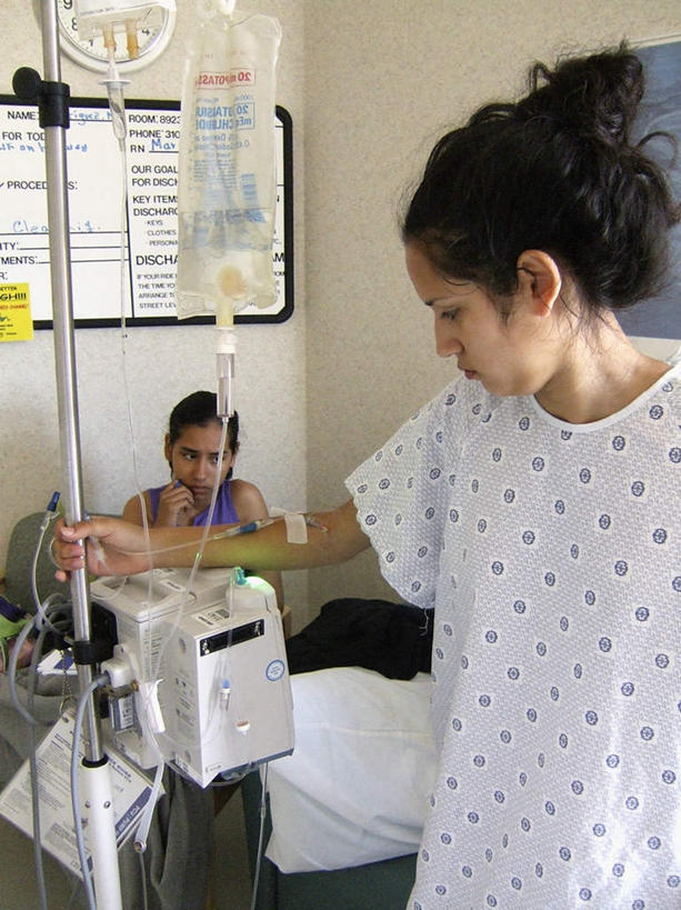 西方人,两个人,伙伴,朋友,医院,站,坐,捧,竖图,俯视,室内,白天,友谊,椅子,金属制品,欧洲,黑人,欧洲人,握,金属,标志,文字,字符,字母,墙,拿,拿着,注视,标识,架子,墙壁,墙面,低头,观察,看,站着,针管,针筒,握着,注射,观看,察看,医疗,医疗设备,注射器,输液,关注,打点滴,医疗机构,输液瓶,静脉输液,友情,年轻女性,女人,女性,白种人,端,端着,捧着,手捧,站立,坐着,半身,彩图,高角度拍摄,病院,诊所