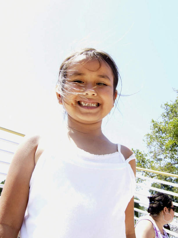 西方人,儿童,两个人,母亲,女儿,栏杆,站,笑,微笑,露齿笑,竖图,室外,白天,仰视,纯洁,植物,欧洲,黑人,欧洲人,一副,装饰,墨镜,眼镜,围栏,扭头,注视,护栏,树,树木,小孩,蓝色,绿色,蓝天,天空,自然,耳环,太阳镜,太阳眼镜,天,观察,看,站着,转头,母女,遮阳镜,可爱,母爱,童年,童趣,生长,成长,观看,华丽,修饰,点缀,察看,关注,童真,烂漫,无邪,衬托,美观,雅致,雅观,耳饰,天真,年轻女性,女孩,女人,女性,孩子,站立,半身,彩图,低角度拍摄,女生