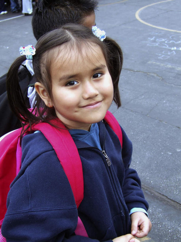 西方人,儿童,脸,头,脸颊,两个人,伙伴,朋友,站,笑,微笑,竖图,俯视,室外,白天,友谊,纯洁,道路,路,公路,欧洲,非洲,黑人,欧洲人,装饰,包,书包,交通,扭头,注视,小孩,背包,耳环,看,站着,转头,同学,可爱,童年,童趣,头花,华丽,修饰,点缀,校友,关注,童真,烂漫,无邪,衬托,美观,雅致,雅观,同窗,学友,耳饰,天真,友情,男孩,男人,男性,女孩,女人,女性,非洲人,头部,脸部,脸蛋,面部,马路,抬头,仰头,站立,半身,彩图,高角度拍摄,双肩包,男生,女生