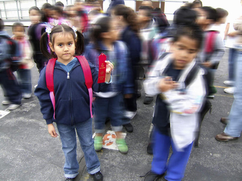 西方人,儿童,伙伴,朋友,栏杆,站,双手交叉,横图,俯视,室外,白天,友谊,纯洁,道路,路,公路,金属制品,欧洲,非洲,黑人,欧洲人,朦胧,模糊,金属,包,牌子,书包,围栏,交通,许多人,扭头,注视,护栏,小孩,红色,背包,观察,看,站着,转头,一群人,可爱,童年,童趣,观看,头花,察看,双手抱胸,关注,童真,烂漫,无邪,天真,友情,男孩,男人,男性,女孩,女人,女性,非洲人,马路,站立,半身,彩图,高角度拍摄,双肩包,男生,女生