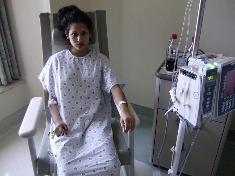 西方人,一个人,病人,坐,横图,俯视,室内,白天,窗户,窗帘,柜子,椅子,欧洲,非洲,欧洲人,仅一个年轻女性,仅一个女性,仅一个人,握,瓷砖,地砖,墙,躺椅,地面,拿,拿着,注视,可乐,玻璃窗,墙壁,墙面,橱柜,看,握着,关注,医疗器械,年轻女性,女人,女性,白种人,非洲人,患者,就医者,抬头,仰头,坐着,半身,彩图,高角度拍摄