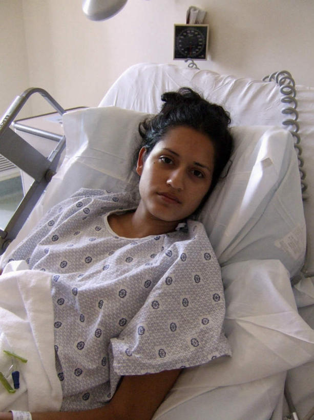 西方人,一个人,病人,躺,竖图,俯视,室内,白天,床,欧洲,欧洲人,仅一个年轻女性,仅一个女性,仅一个人,电线,墙,床单,注视,被子,墙壁,墙面,观察,看,单人床,观看,察看,被单,关注,卧着,年轻女性,女人,女性,白种人,患者,就医者,躺着,卧,半身,彩图,高角度拍摄