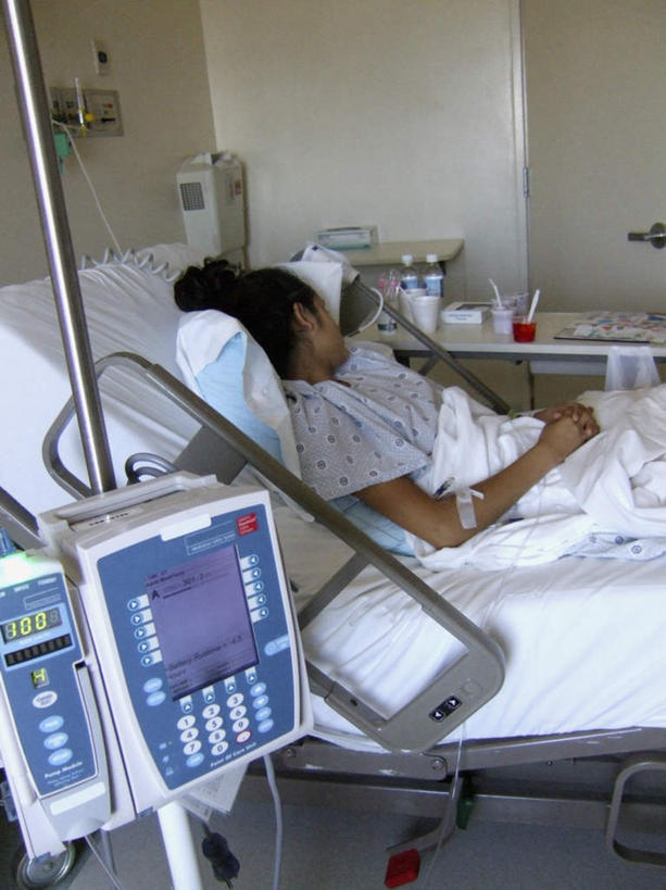 西方人,一个人,病人,躺,闭眼,竖图,俯视,室内,白天,床,门,桌子,书籍,欧洲,欧洲人,仅一个年轻女性,仅一个女性,仅一个人,药瓶,墙,床单,被子,显示屏,墙壁,墙面,门框,矿泉水,针管,针筒,注射,单人床,医疗,医疗设备,注射器,被单,输液,病房,医疗器械,打点滴,输液瓶,静脉输液,卧着,年轻女性,女人,女性,白种人,患者,就医者,书,图书,闭眼睛,闭着眼,闭着眼睛,躺着,卧,半身,彩图,高角度拍摄