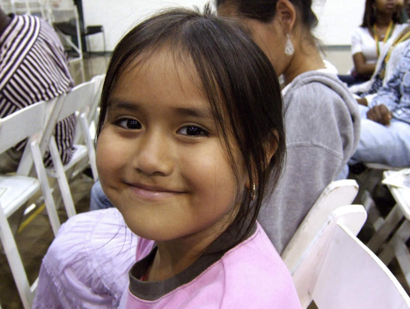 西方人,儿童,一个人,坐,笑,微笑,露齿笑,横图,室外,白天,正面,纯洁,椅子,欧洲,黑人,欧洲人,仅一个女性,仅一个人,阴影,装饰,光线,瓷砖,地砖,影子,木椅,墙,地面,注视,墙壁,墙面,小孩,阳光,耳环,观察,看,仅一个小孩,可爱,童年,童趣,观看,华丽,修饰,点缀,察看,关注,童真,烂漫,无邪,衬托,美观,雅致,雅观,耳饰,天真,女孩,女人,女性,孩子,坐着,半身,彩图,女生