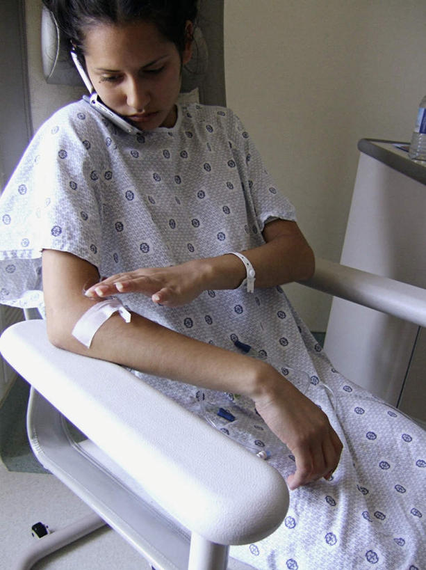 西方人,手,一个人,病人,坐,摸,竖图,俯视,室外,白天,桌子,椅子,欧洲,欧洲人,仅一个年轻女性,仅一个女性,仅一个人,抚摸,墙,注视,墙壁,墙面,瓶子,塑料制品,低头,观察,看,手部,塑料瓶,针管,针筒,注射,观看,察看,医疗,医疗设备,注射器,输液,关注,打点滴,输液瓶,静脉输液,年轻女性,女人,女性,白种人,手臂,患者,就医者,触摸,接触,坐着,半身,彩图,高角度拍摄