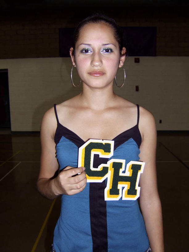 西方人,脸,头,脸颊,一个人,站,笑,微笑,竖图,室外,白天,正面,吊带,欧洲,欧洲人,仅一个年轻女性,仅一个女性,仅一个人,装饰,英文,标志,瓷砖,地砖,文字,字符,字母,墙,地面,注视,吊带衫,标识,墙壁,墙面,蓝色,耳环,观察,看,站着,观看,英文字母,华丽,修饰,点缀,察看,关注,衬托,美观,雅致,雅观,耳饰,年轻女性,女人,女性,白种人,头部,脸部,脸蛋,面部,站立,半身,彩图