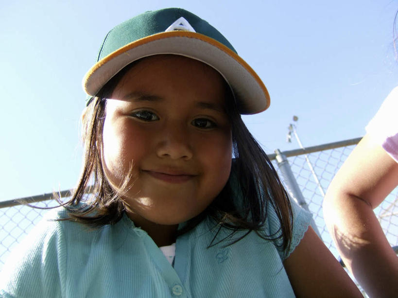 西方人,儿童,两个人,栏杆,站,蹲,笑,微笑,横图,室外,白天,仰视,纯洁,路灯,帽子,金属制品,照明,欧洲,黑人,欧洲人,阴影,光线,金属,影子,围栏,灯光,注视,运动帽,护栏,灯,小孩,蓝色,蓝天,天空,阳光,天,低头,观察,看,站着,鸭舌帽,可爱,童年,童趣,观看,照亮,察看,照明设备,关注,童真,烂漫,无邪,天真,女孩,女人,女性,手臂,蹲着,站立,半身,彩图,低角度拍摄,女生