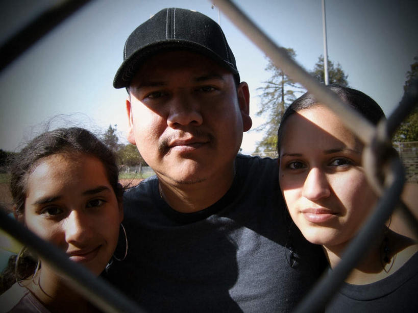 西方人,三个人,家庭,栏杆,站,抱,笑,微笑,横图,室外,特写,白天,正面,植物,帽子,金属制品,欧洲,黑人,欧洲人,阴影,装饰,光线,金属,影子,围栏,注视,运动帽,护栏,树,树木,蓝色,绿色,蓝天,天空,阳光,自然,耳环,天,观察,看,站着,温暖,温馨,一家人,鸭舌帽,生长,成长,抱着,观看,华丽,修饰,点缀,和睦,察看,搂着,关注,衬托,美观,雅致,雅观,耳饰,杆子,男人,男性,年轻男性,年轻女性,女人,女性,搂,搂抱,站立,半身,彩图,融洽