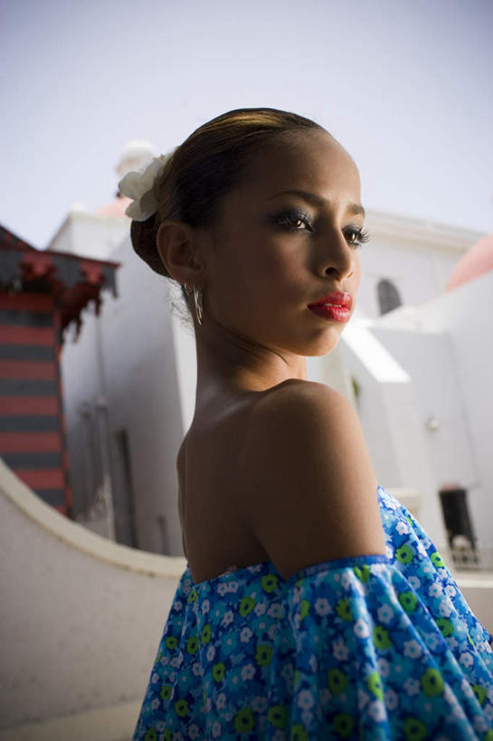 西方人,儿童,脸,头,脸颊,一个人,跳舞者,站,竖图,室外,特写,白天,仰视,衬衫,裙子,纯洁,欧洲,黑人,欧洲人,仅一个女性,仅一个人,阴影,花纹,连衣裙,装饰,光线,图案,影子,圆点,斑点,墙,扭头,注视,墙壁,墙面,小孩,蓝色,白色,阳光,抹胸,耳环,观察,看,站着,转头,仅一个小孩,可爱,童年,童趣,观看,吊带裙,头花,华丽,修饰,点缀,察看,关注,童真,烂漫,无邪,衬托,美观,雅致,雅观,抹胸裙,耳饰,天真,女孩,女人,女性,孩子,头部,脸部,脸蛋,面部,舞蹈演员,舞者,站立,半身,彩图,低角度拍摄,衬衣,女生