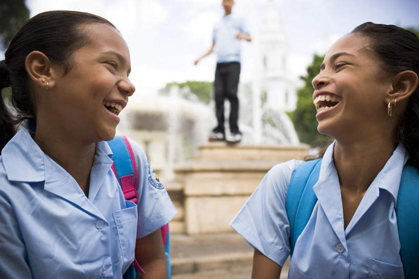 西方人,三个人,伙伴,朋友,站,坐,笑,微笑,露齿笑,横图,室外,白天,正面,制服,友谊,石头,植物,喷泉,欧洲,黑人,欧洲人,阴影,服装,装饰,光线,影子,景观,注视,文化,相视,树,树木,蓝色,绿色,蓝天,天空,阳光,自然,耳环,天,观察,看,品味,站着,同学,面对面,校服,生长,成长,观看,对视,华丽,修饰,点缀,察看,关注,相对,水景,学生服,相看,衬托,美观,雅致,雅观,耳饰,友情,男人,男性,年轻男性,年轻女性,女人,女性,设计,站立,坐着,半身,彩图