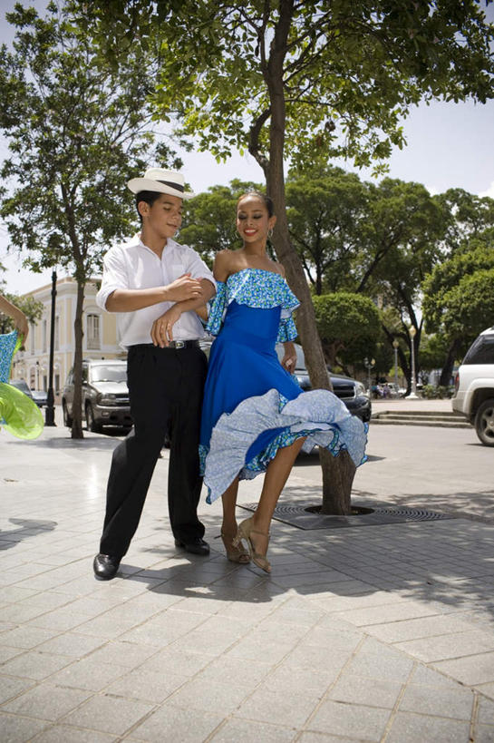 西方人,儿童,两个人,伙伴,朋友,跳舞者,家,站,笑,微笑,露齿笑,竖图,室外,白天,正面,衬衫,裙子,旅游,度假,跳舞,友谊,纯洁,美景,植物,城市风光,标志建筑,城市,地标,建筑,路灯,汽车,帽子,照明,欧洲,黑人,欧洲人,阴影,花纹,连衣裙,装饰,光线,图案,影子,房屋,屋子,景观,公寓,灯光,注视,娱乐,建设,洋房,楼房,住宅,车,灯,树,树木,小孩,蓝色,绿色,白色,阳光,自然,耳环,交通工具,轿车,低头,观察,看,站着,享受,休闲,景色,放松,可爱,童年,童趣,生长,成长,观看,吊带裙,华丽,修饰,照亮,点缀,察看,照明设备,关注,载具,贝雷帽,舞姿,童真,烂漫,无邪,衬托,美观,雅致,雅观,耳饰,天真,友情,男孩,男人,男性,女孩,女人,女性,舞蹈演员,舞者,站立,彩图,全身,衬衣,舞蹈,房子,男生,女生