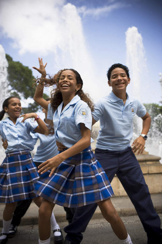 西方人,儿童,四个人,伙伴,朋友,站,举,抱,笑,微笑,露齿笑,竖图,室外,白天,仰视,制服,跳舞,友谊,纯洁,石头,植物,喷泉,欧洲,黑人,欧洲人,服装,装饰,时间,时钟,手表,景观,云,云朵,计时,云彩,文化,树,树木,小孩,蓝色,绿色,白云,蓝天,天空,自然,耳环,钟表,天,品味,托,站着,同学,校服,表,可爱,童年,童趣,生长,晴朗,成长,抱着,华丽,修饰,腕表,点缀,搂着,水景,舞姿,童真,烂漫,无邪,学生服,衬托,美观,雅致,雅观,耳饰,天真,友情,男孩,男人,男性,女孩,女人,女性,设计,钟,晴空,举起,举手,举着,搂,搂抱,向上举,向上伸,向上托,站立,半身,彩图,低角度拍摄,舞蹈,男生,女生