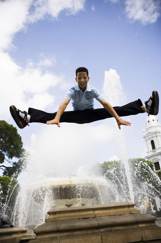 儿童,一个人,高楼大厦,跳,笑,微笑,露齿笑,竖图,室外,白天,仰视,度假,纯洁,石头,美景,植物,城市风光,城市,大厦,建筑,摩天大楼,喷泉,欧洲,黑人,欧洲人,仅一个男性,仅一个人,阴影,时间,光线,时钟,手表,影子,景观,云,云朵,建筑群,半空,计时,云彩,注视,文化,娱乐,建设,树,树木,小孩,蓝色,绿色,白云,蓝天,天空,阳光,自然,钟表,天,低头,观察,看,品味,仅一个小孩,享受,休闲,表,景色,放松,可爱,童年,童趣,生长,晴朗,成长,观看,腕表,察看,关注,水景,童真,烂漫,无邪,美观,天真,男孩,男人,男性,孩子,设计,钟,晴空,跳跃,彩图,低角度拍摄,全身,大楼,高层建筑,高楼,摩天楼,男生