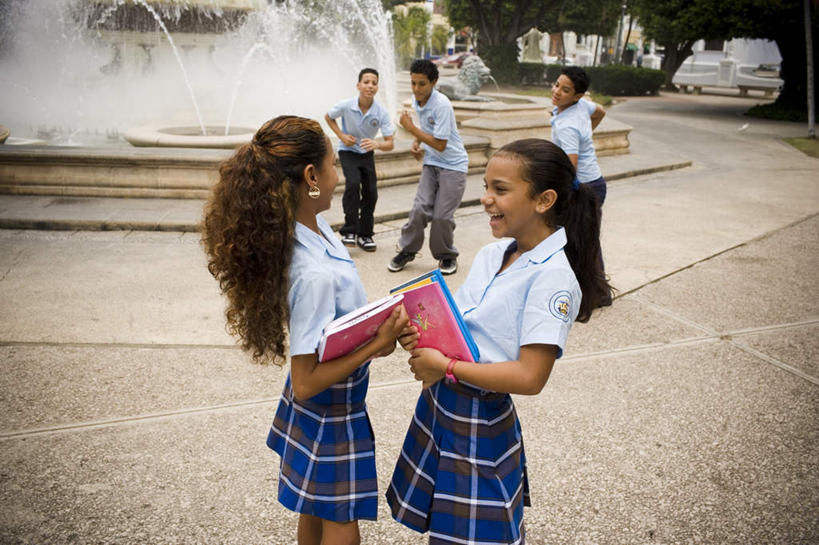 西方人,儿童,伙伴,朋友,家,站,笑,微笑,露齿笑,横图,俯视,室外,白天,制服,旅游,度假,跳舞,友谊,纯洁,石头,美景,植物,城市风光,标志建筑,城市,地标,建筑,喷泉,书籍,欧洲,黑人,欧洲人,握,阴影,服装,装饰,光线,影子,房屋,屋子,景观,公寓,许多人,拿,拿着,注视,文化,娱乐,建设,洋房,楼房,住宅,树,树木,小孩,绿色,阳光,自然,耳环,观察,看,品味,站着,一群人,享受,休闲,同学,校服,景色,放松,可爱,童年,童趣,握着,生长,成长,观看,华丽,修饰,点缀,察看,关注,水景,舞姿,童真,烂漫,无邪,学生服,衬托,美观,雅致,雅观,耳饰,天真,友情,男孩,男人,男性,女孩,女人,女性,设计,书,图书,站立,半身,彩图,高角度拍摄,舞蹈,房子,男生,女生