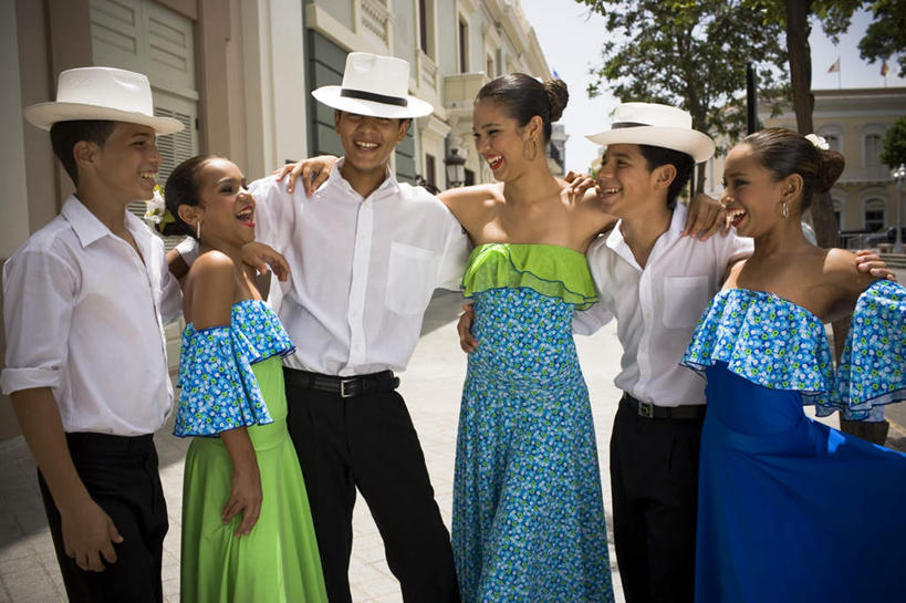 西方人,儿童,伙伴,朋友,跳舞者,家,站,抱,笑,说,微笑,露齿笑,横图,室外,白天,正面,衬衫,裙子,旅游,度假,讨论,友谊,纯洁,美景,植物,城市风光,标志建筑,城市,地标,建筑,帽子,欧洲,黑人,欧洲人,阴影,花纹,连衣裙,装饰,光线,图案,影子,房屋,屋子,景观,公寓,许多人,注视,娱乐,建设,洋房,楼房,住宅,树,树木,小孩,蓝色,绿色,白色,阳光,自然,抹胸,耳环,低头,观察,看,站着,一群人,享受,休闲,景色,放松,可爱,童年,童趣,生长,成长,抱着,观看,吊带裙,华丽,修饰,点缀,察看,搂着,关注,贝雷帽,童真,烂漫,无邪,衬托,美观,雅致,雅观,抹胸裙,耳饰,交流,天真,友情,男孩,男人,男性,女孩,女人,女性,舞蹈演员,舞者,沟通,讲话,交谈,搂,搂抱,商讨,说话,抬头,谈话,仰头,站立,半身,彩图,衬衣,房子,男生,女生