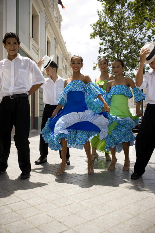 西方人,儿童,伙伴,朋友,跳舞者,家,站,笑,微笑,露齿笑,竖图,室外,白天,仰视,衬衫,裙子,旅游,度假,跳舞,友谊,纯洁,美景,植物,城市风光,标志建筑,城市,地标,建筑,帽子,欧洲,黑人,欧洲人,握,阴影,花纹,连衣裙,装饰,光线,图案,影子,房屋,屋子,景观,公寓,许多人,拿,拿着,注视,娱乐,建设,洋房,楼房,住宅,树,树木,小孩,蓝色,绿色,白色,阳光,自然,抹胸,耳环,低头,观察,看,站着,一群人,享受,休闲,景色,放松,可爱,童年,童趣,握着,生长,成长,观看,吊带裙,华丽,修饰,点缀,察看,关注,贝雷帽,舞姿,童真,烂漫,无邪,衬托,美观,雅致,雅观,抹胸裙,耳饰,天真,友情,男孩,男人,男性,女孩,女人,女性,舞蹈演员,舞者,站立,彩图,低角度拍摄,全身,衬衣,舞蹈,房子,男生,女生