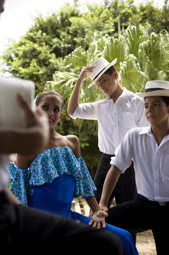 西方人,儿童,手,四个人,伙伴,朋友,跳舞者,站,笑,微笑,露齿笑,竖图,室外,白天,正面,衬衫,裙子,友谊,纯洁,植物,帽子,欧洲,黑人,欧洲人,握,阴影,花纹,连衣裙,装饰,光线,图案,影子,拿,拿着,扭头,注视,腰带,树,树木,小孩,蓝色,绿色,白色,阳光,自然,抹胸,耳环,观察,看,站着,转头,手部,可爱,童年,童趣,握着,生长,成长,观看,皮带,吊带裙,华丽,修饰,点缀,察看,关注,贝雷帽,童真,烂漫,无邪,配饰,衬托,美观,雅致,雅观,抹胸裙,裤带,耳饰,天真,友情,男孩,男人,男性,女孩,女人,女性,舞蹈演员,舞者,站立,半身,彩图,衬衣,男生,女生