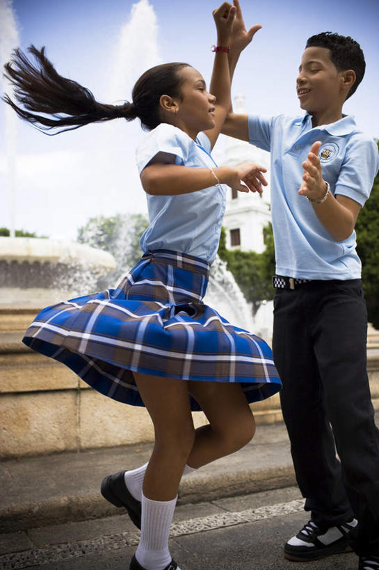 西方人,儿童,两个人,伙伴,朋友,高楼大厦,站,握手,笑,微笑,露齿笑,竖图,室外,白天,正面,制服,度假,跳舞,友谊,纯洁,石头,美景,植物,城市风光,城市,大厦,建筑,摩天大楼,喷泉,欧洲,黑人,欧洲人,阴影,服装,装饰,时间,光线,时钟,手表,影子,景观,建筑群,计时,文化,娱乐,建设,相视,树,树木,小孩,绿色,阳光,自然,耳环,首饰,钟表,品味,站着,享受,休闲,同学,面对面,校服,表,景色,放松,可爱,童年,童趣,生长,成长,对视,华丽,修饰,腕表,点缀,相对,水景,舞姿,童真,烂漫,无邪,学生服,相看,衬托,美观,雅致,雅观,金饰,耳饰,天真,友情,男孩,男人,男性,女孩,女人,女性,设计,钟,搀手,拉手,手搀手,手拉手,手牵手,手握手,站立,半身,彩图,舞蹈,大楼,高层建筑,高楼,摩天楼,男生,女生